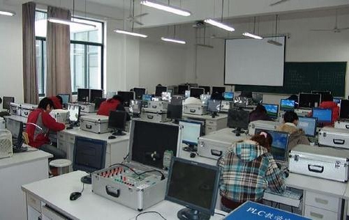 武汉军需工业技工学校电子技术应用（无人机方